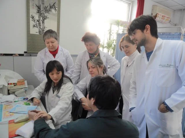 Léo Pinheiro acompanhando atendimento em hospital na China