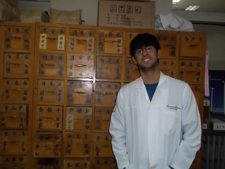 Léo Pinheiro na farmácia de ervas chinesas